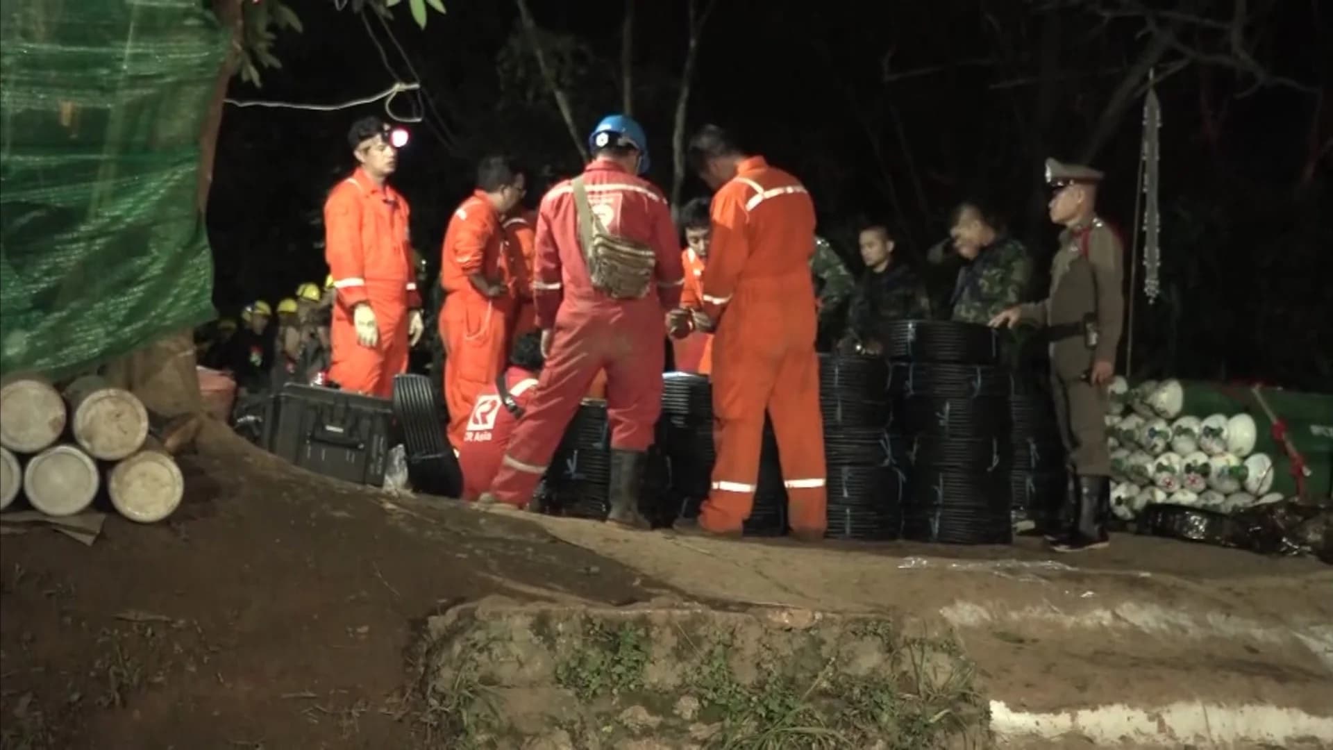 Thai authorities say rescuer in cave dead from lack oxygen