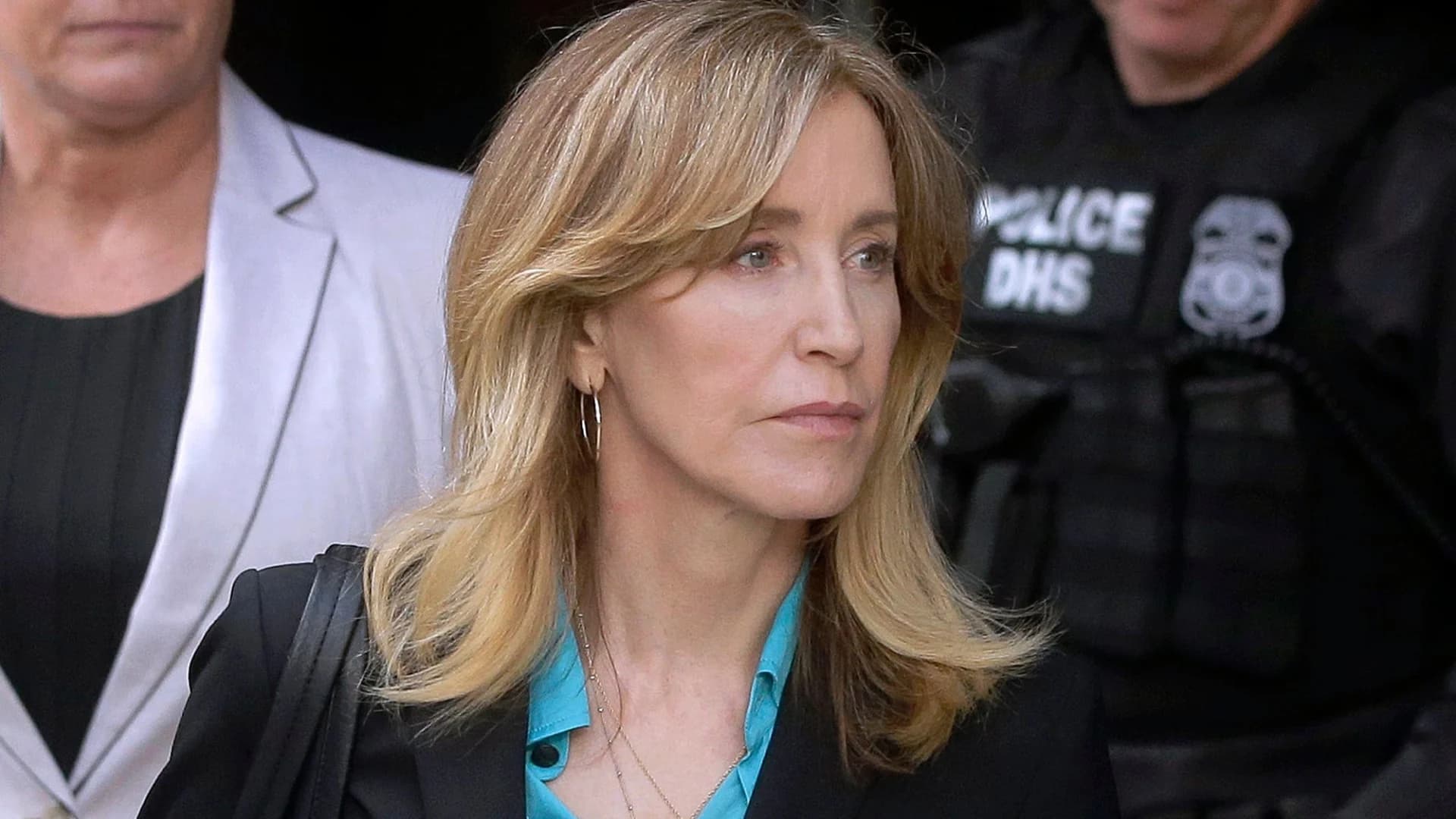 Felicity Huffman, 12 other parents to plead guilty in college scheme