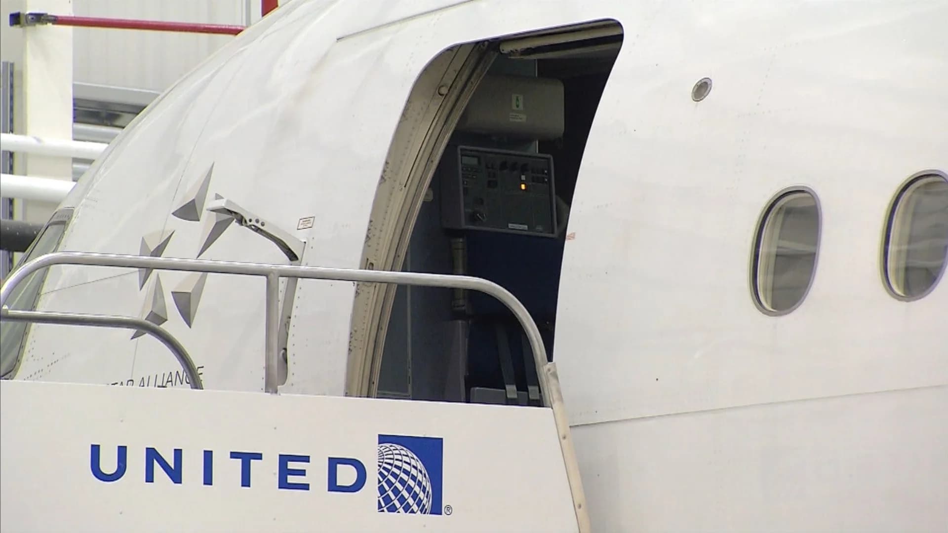 United apologizes after giving away toddler's purchased seat