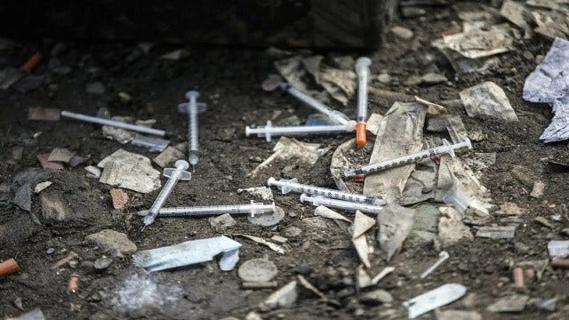 Soaring overdose deaths cut US life expectancy for 2nd year