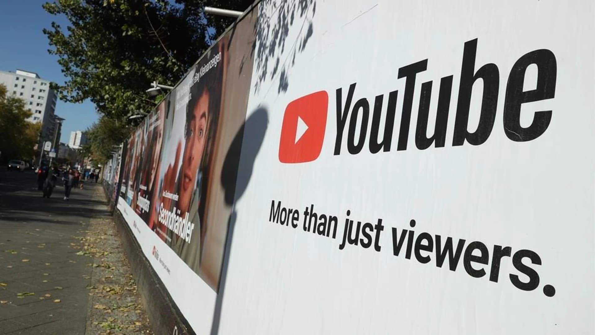 YouTube goes down for more than an hour