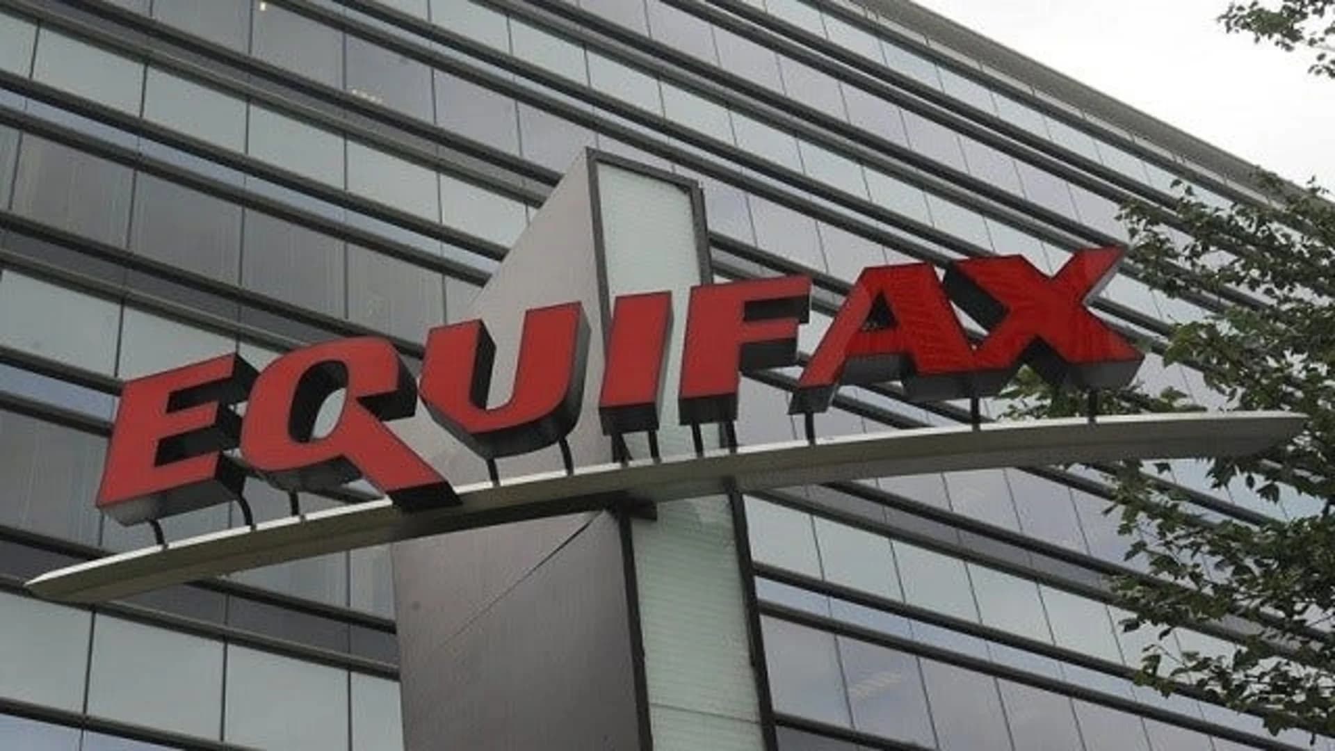 Senators bewildered by Equifax contract with IRS after hack