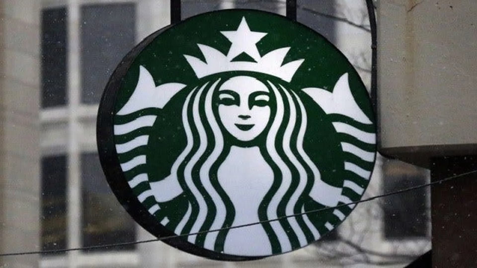 Starbucks gives workers raises, stock grants due to tax law