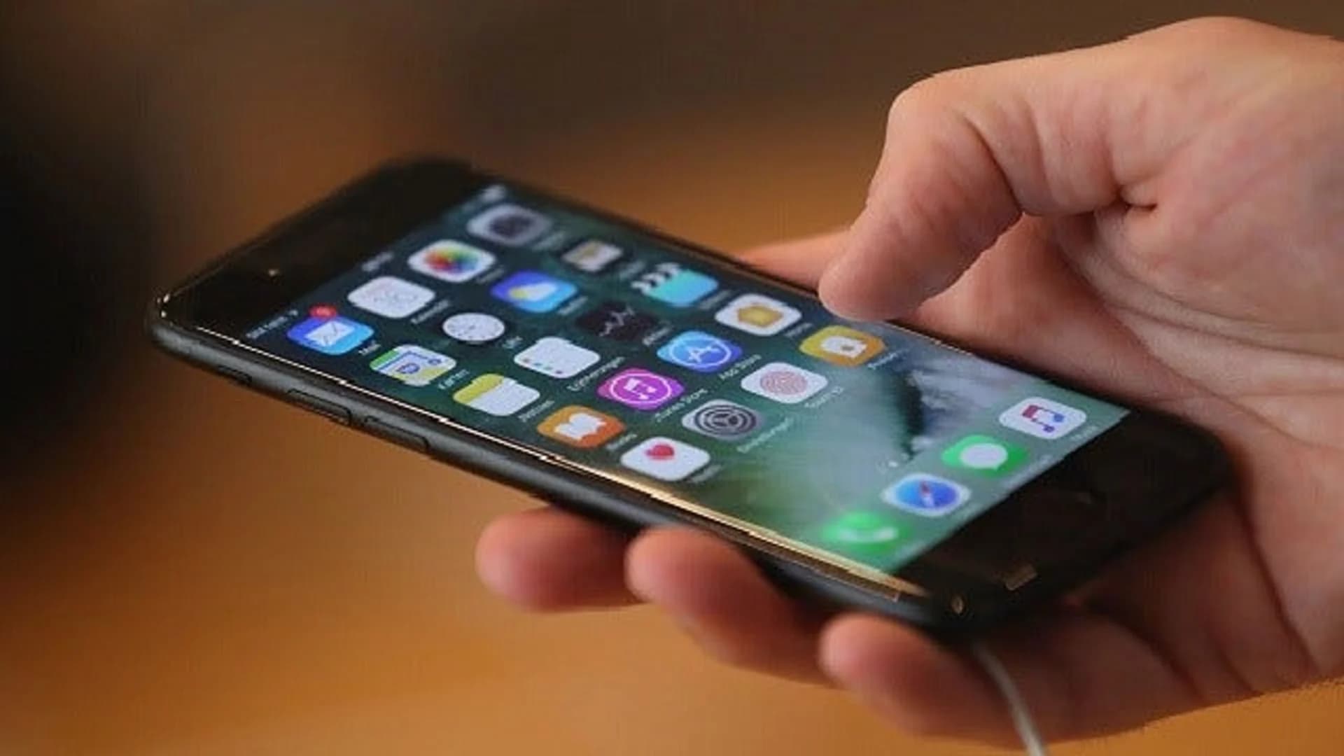Reports: DOJ, SEC probe Apple for slowing older iPhones