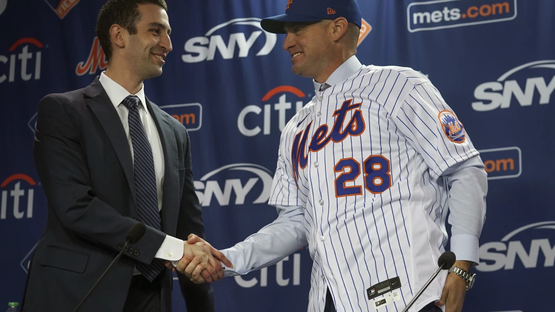 Mendoza starts Mets job emphasizing how close team was to success in 2022, not this year's fall