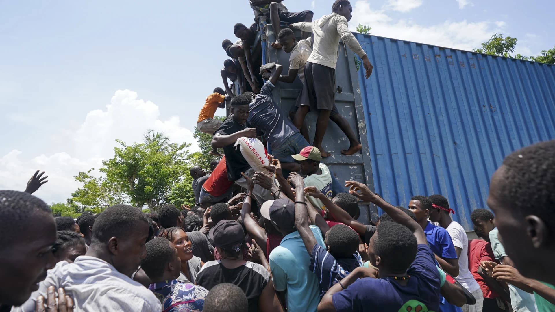 Haitian quake victims rush aid sites, take food and supplies