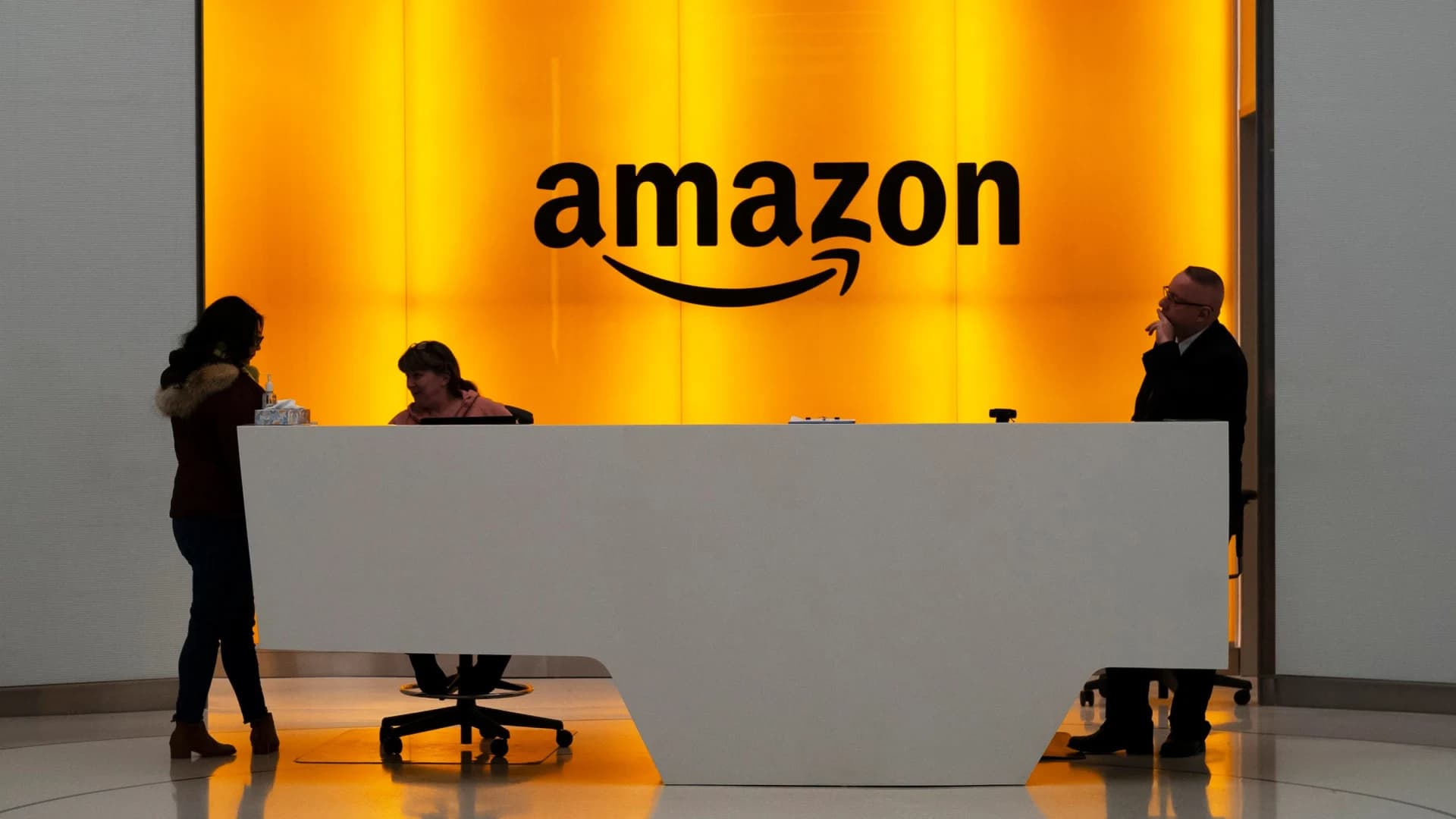 New Amazon lease for NY space renews debate over failed deal