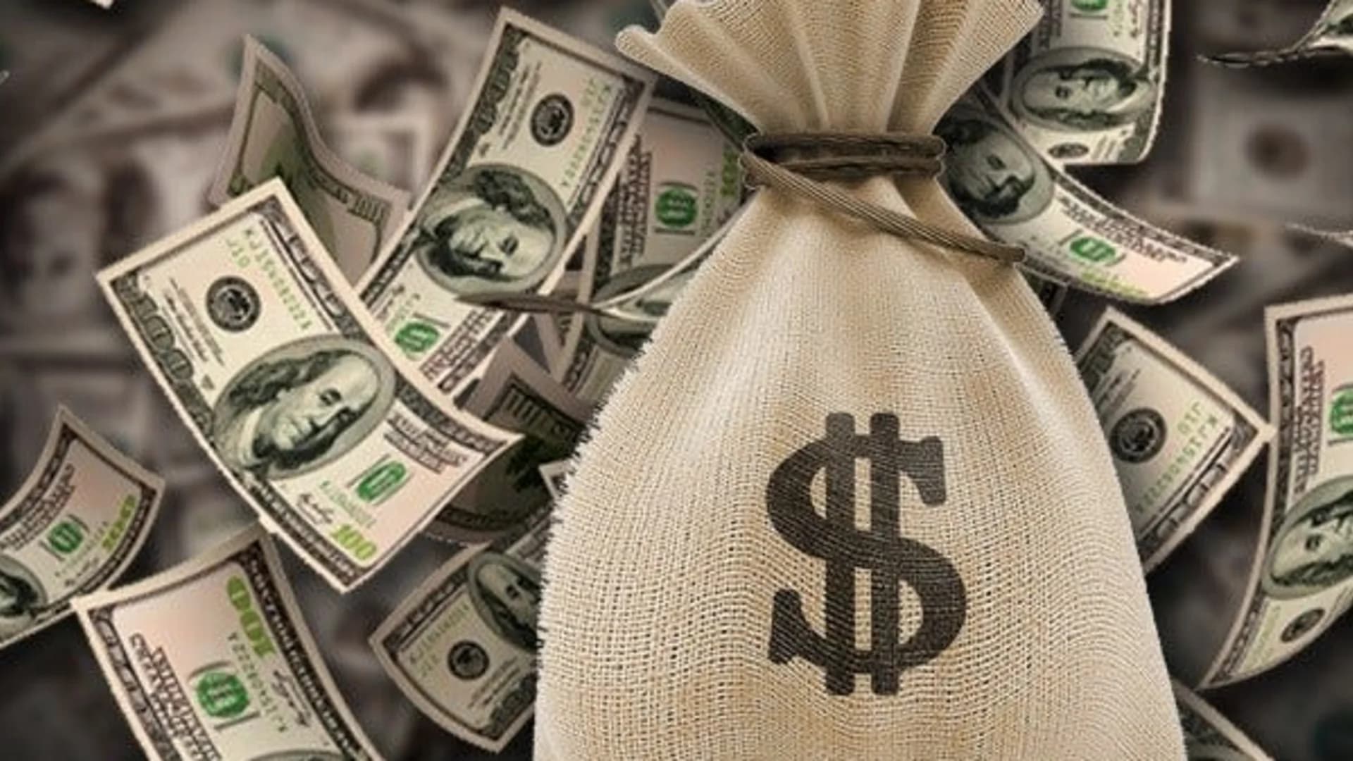 NJ man finds bag of $10,000 in cash on street, turns it in