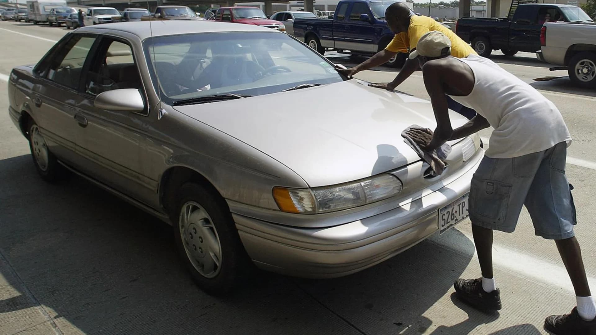 8 things to do when your car breaks down on a roadway