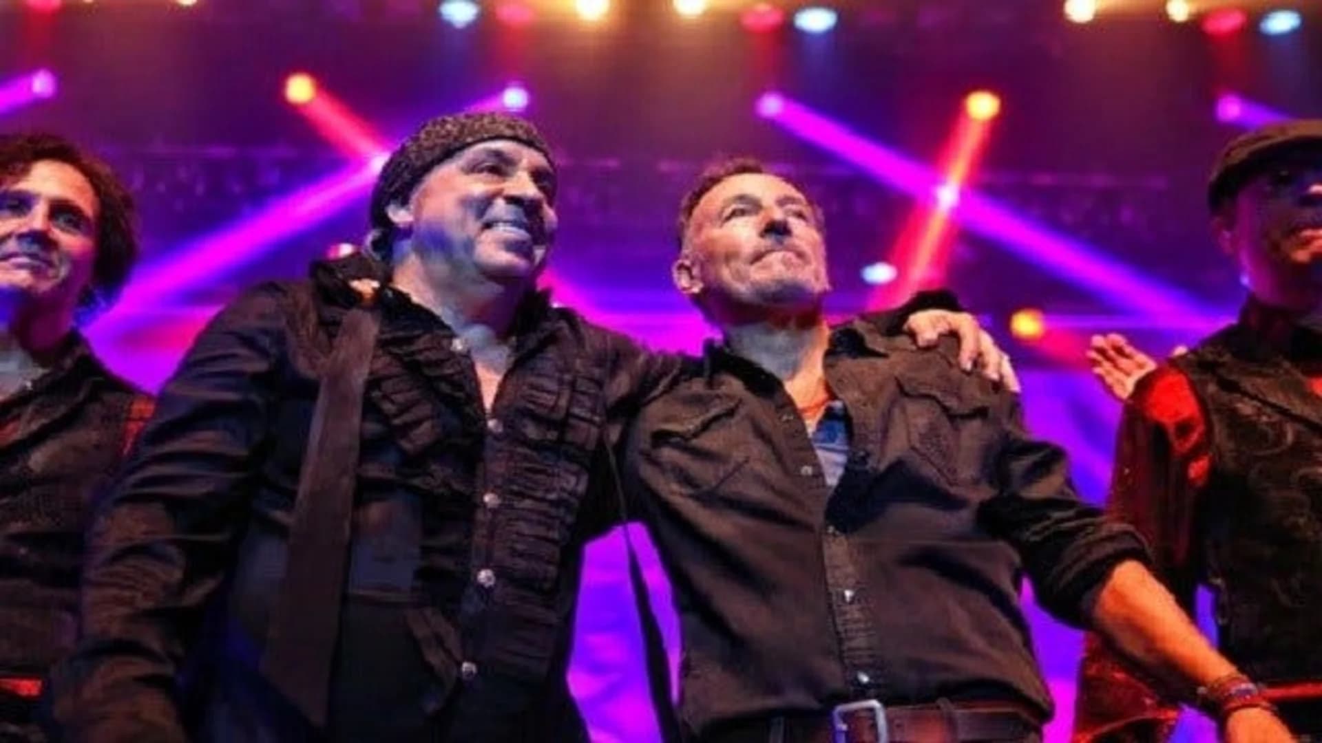 Bruce Springsteen surprises NJ audience at Van Zandt concert